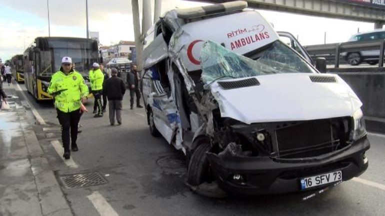 Avcılarda ambulans İETT otobüsü ve otomobile çarptı
