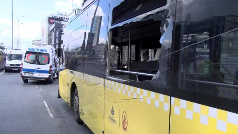 Avcılarda ambulans İETT otobüsü ve otomobile çarptı