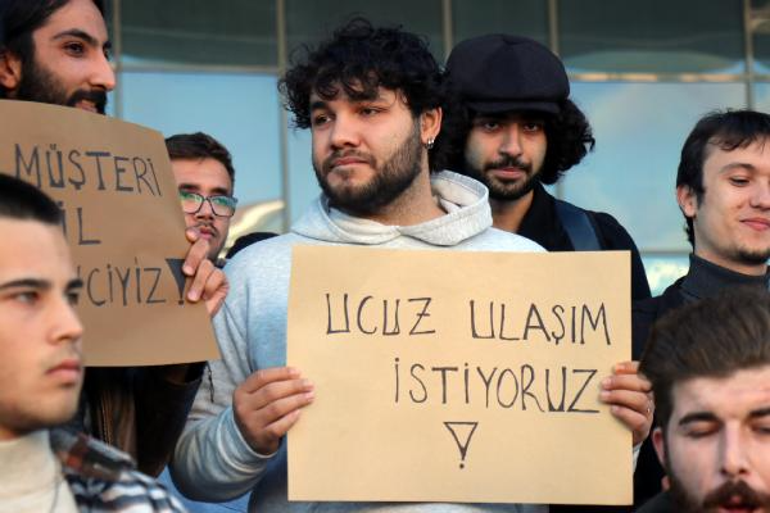 Edirnede üniversite öğrencileri, toplu ulaşım ücretlerini protesto etti