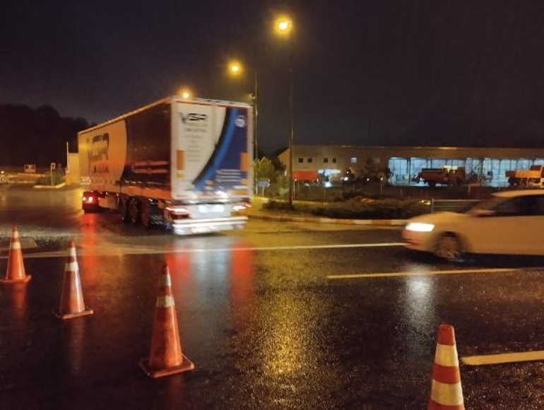 Bolu Dağında heyelan; İstanbul yönü ulaşıma kapatıldı