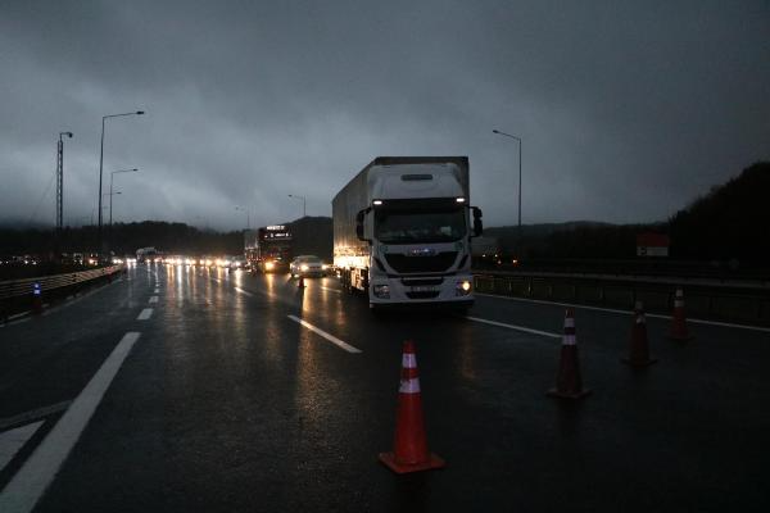 Bolu Dağında heyelan; İstanbul yönü ulaşıma kapatıldı