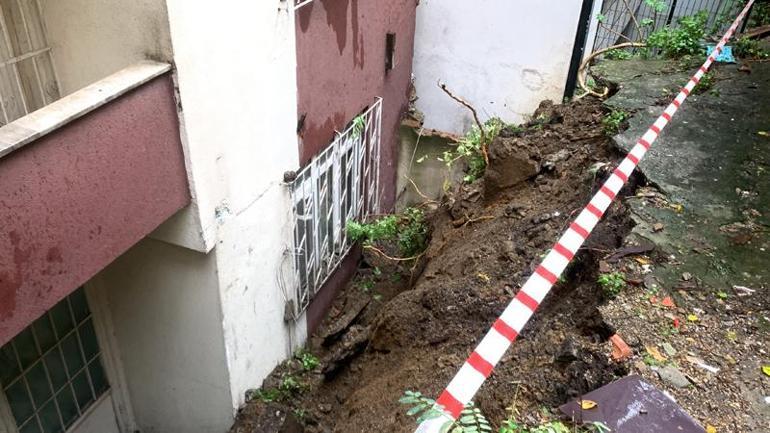 Kağıthanede istinat duvarı çöktü