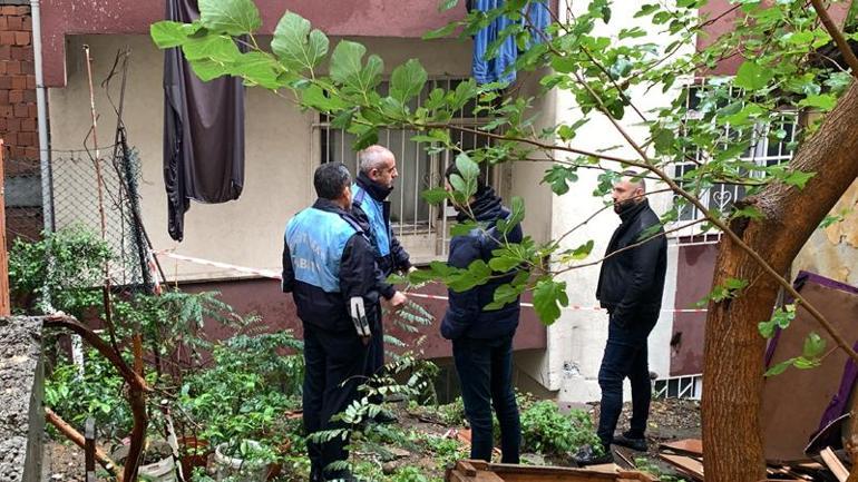 Kağıthanede istinat duvarı çöktü