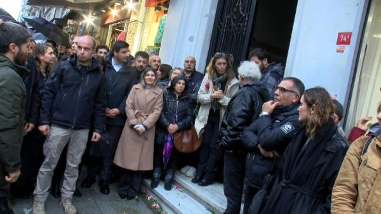 Hrant Dinkin öldürüldüğü yerde karanfilli protesto