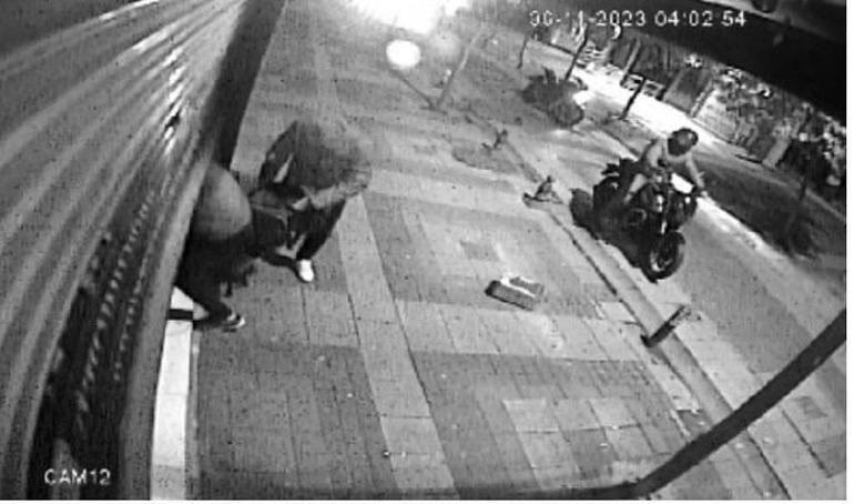 Bakırköyde motosikletli hırsızların kuyumcu soygunu kamerada