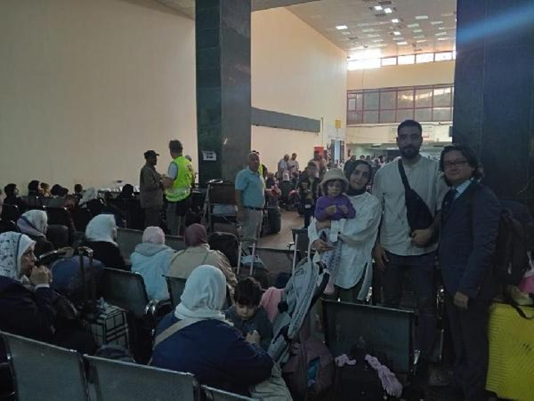 Dışişleri: Tahliye bekleyen 44 Türk ve KKTC vatandaşı Mısıra ulaştı