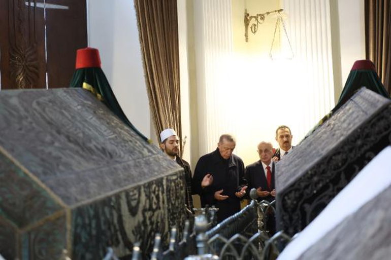 Cumhurbaşkanı Erdoğan Sultan ıı. Abdülhamid Hanın türbesini ziyaret etti