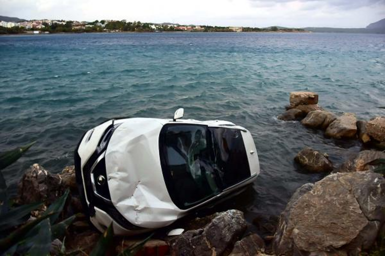 Otomobiliyle 17 metre yükseklikte deniz kıyısındaki kayalıklara yuvarlandı: 1 yaralı