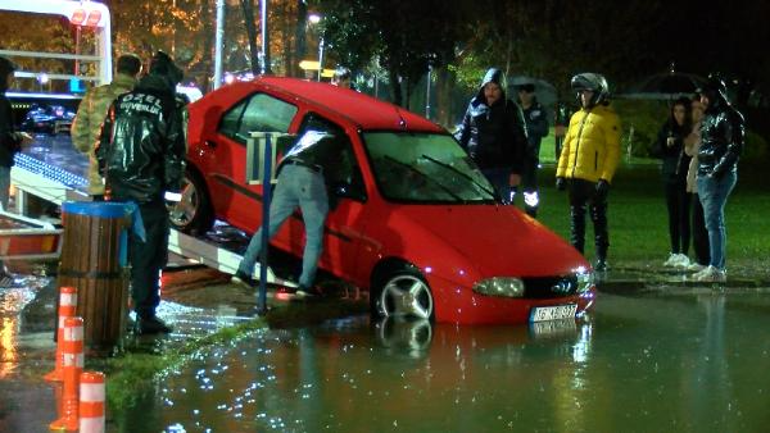 Bursada otomobil süs havuzuna düştü