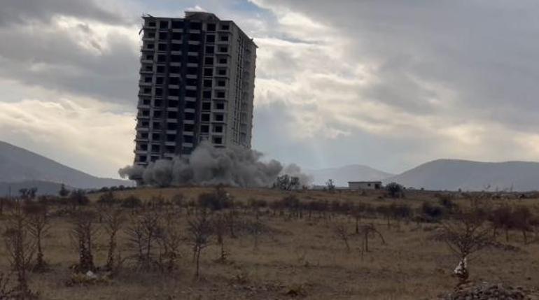 Malatyada hasarlı 17 katlı bina, 140 kilo dinamitle yıkıldı