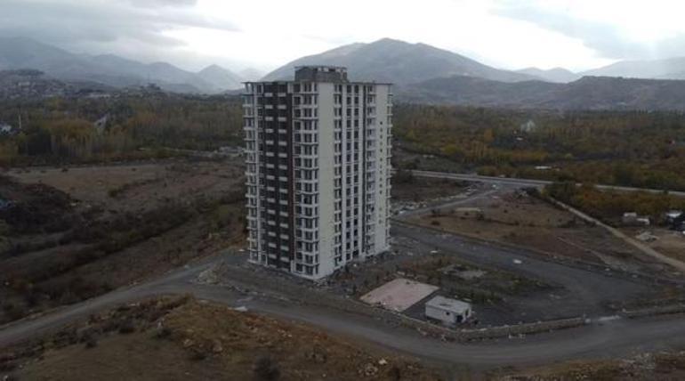 Malatyada hasarlı 17 katlı bina, 140 kilo dinamitle yıkıldı