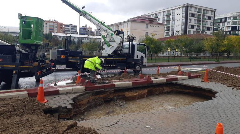 Sağanak nedeniyle yol çöktü, cadde trafiğe kapatıldı