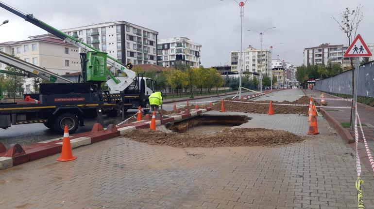 Sağanak nedeniyle yol çöktü, cadde trafiğe kapatıldı