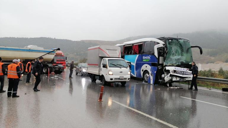 Yolcu otobüsü, aniden şerit değiştiren hafriyat kamyonuna çarptı; kaza anı kamerada