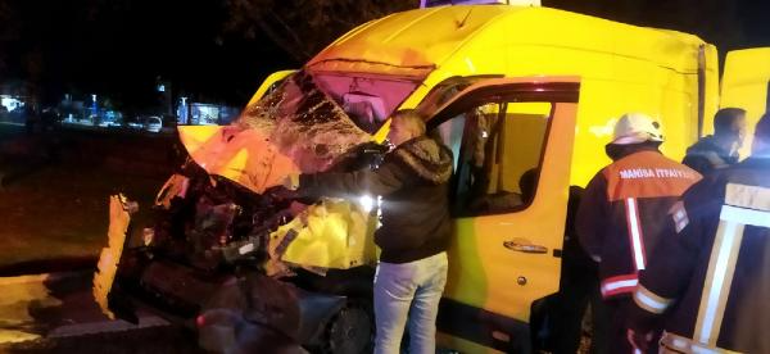 Servis minibüsüyle kamyonet çarpıştı: 7 yaralı