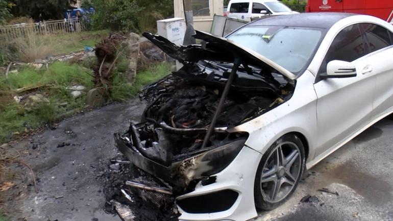 Bakırköyde park halindeki otomobil alev alev yandı