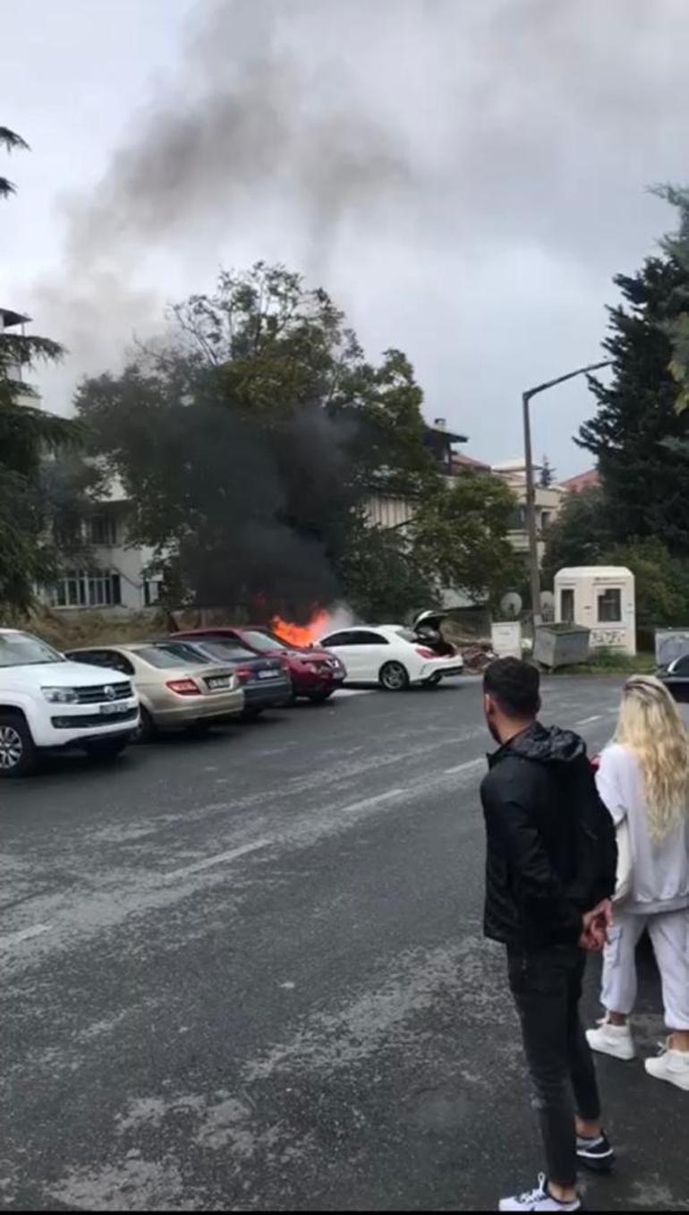 Bakırköyde park halindeki otomobil alev alev yandı