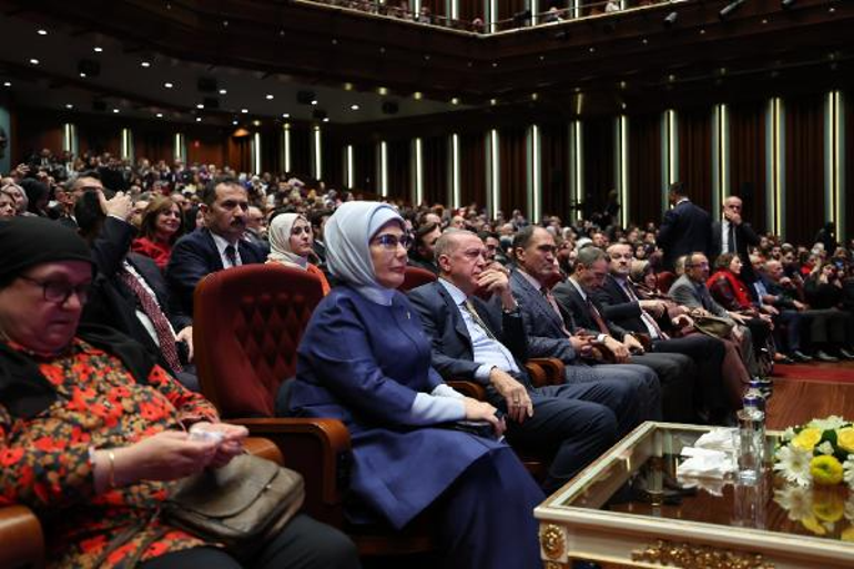 Cumhurbaşkanı Erdoğana, şehit öğretmen Aybüke Yalçının bağlaması hediye edildi