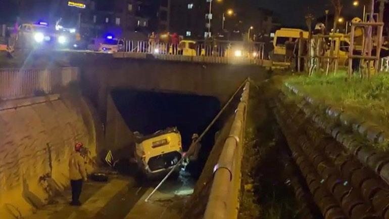 Sultanbeylide minibüsün çarptığı hafif ticari araç su kanalına uçtu