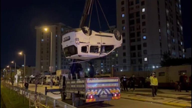 Sultanbeylide minibüsün çarptığı hafif ticari araç su kanalına uçtu