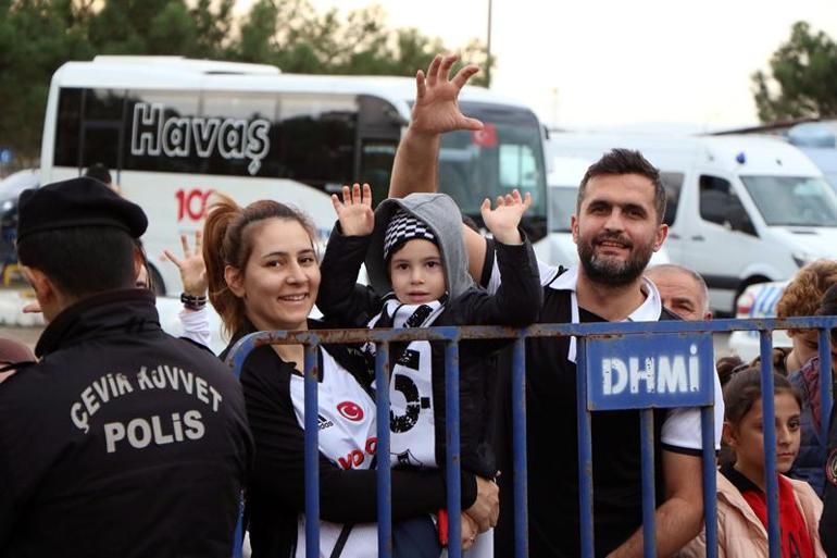 Beşiktaşa Samsun’da çiçekli karşılama