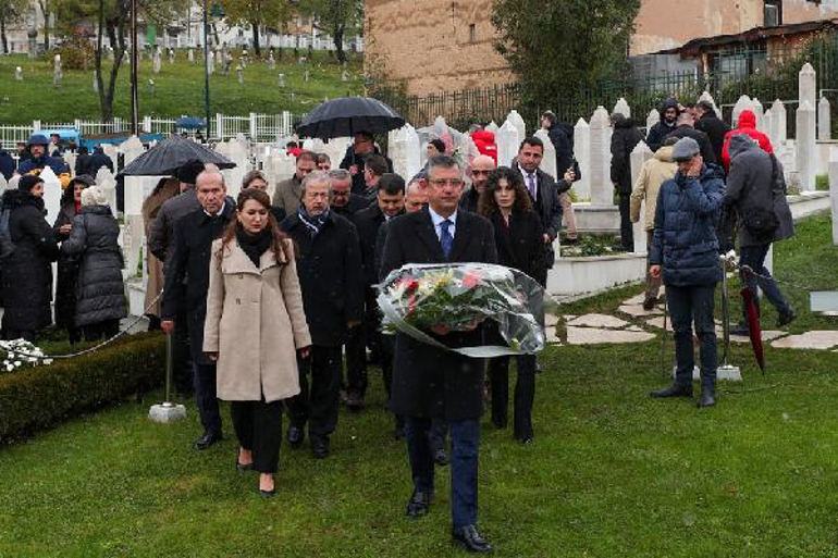 Özel, İzzetbegoviç’in anıt mezarını ziyaret etti