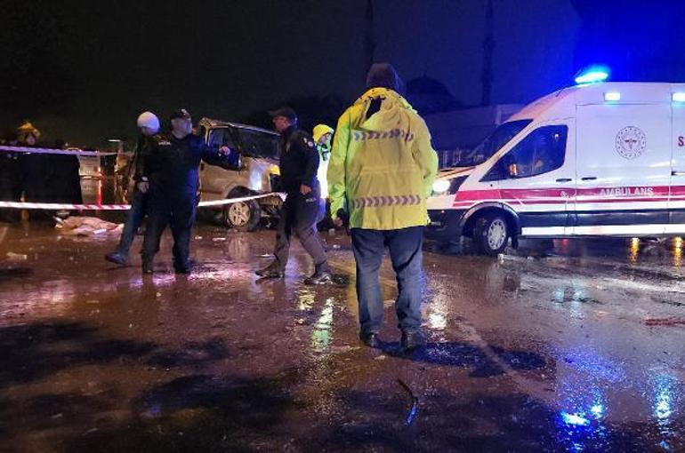 Konyada minibüs refüje çarptı: 3 ölü, 4 yaralı