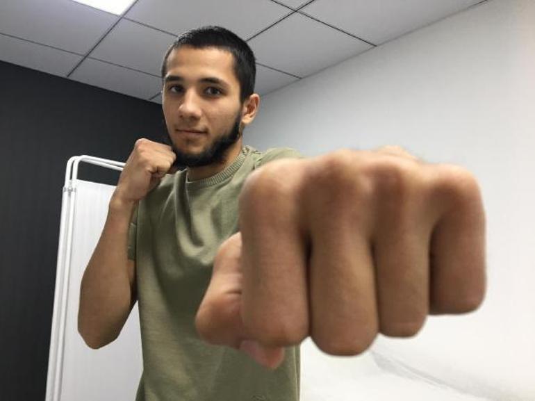 Kırımlı boksör önce ameliyat oldu sonra doktoruyla boks yaptı