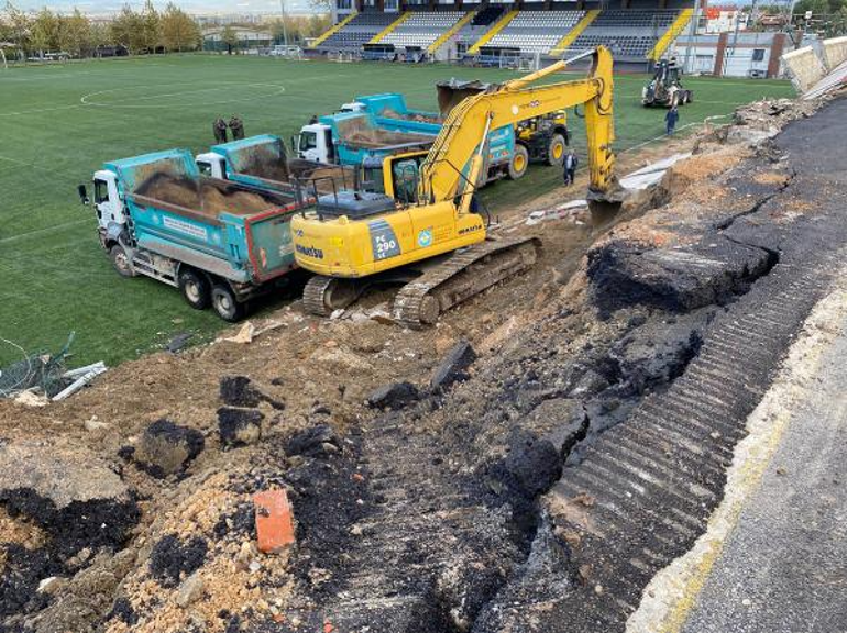 Manisa’da yağış sonrası spor tesisinin istinat duvarı çöktü; kentte motosiklet kullanımına yasak getirildi