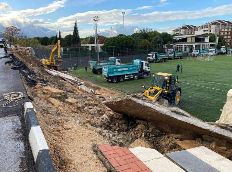 Manisa’da yağış sonrası spor tesisinin istinat duvarı çöktü; kentte motosiklet kullanımına yasak getirildi