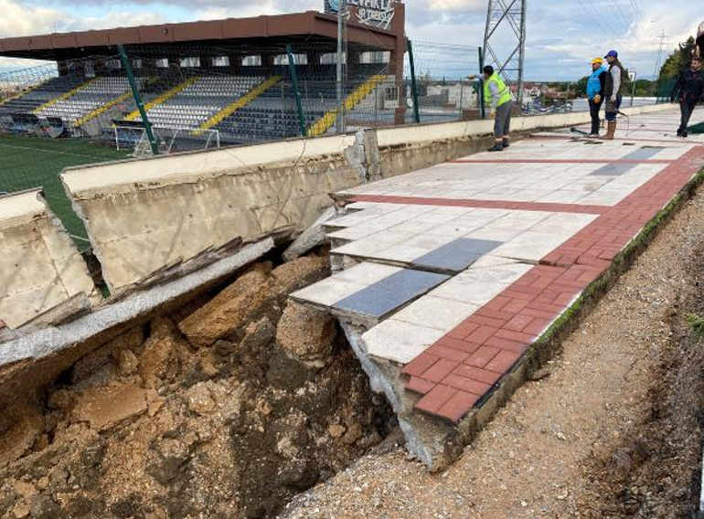 Manisa’da yağış sonrası spor tesisinin istinat duvarı çöktü; kentte motosiklet kullanımına yasak getirildi