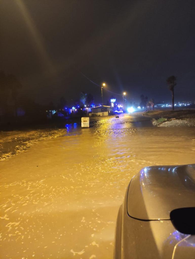 Dörtyol’da şiddetli yağış ve lodos nedeniyle deniz taştı; sahil yolu kapandı