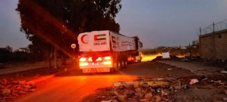 Filistin Kızılayı, insani yardım yüklü 100 kamyonu teslim aldı