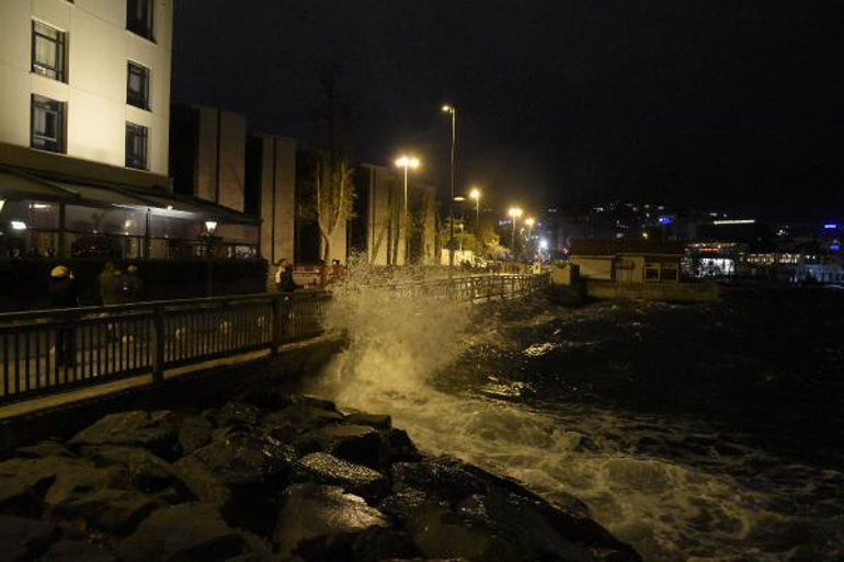 İstanbulda fırtına deniz ulaşımını vurdu