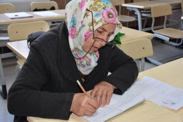 ‘Kız çocuğu okumaz’ diye okula gönderilmedi; 60 yaşında okuma yazma öğrendi