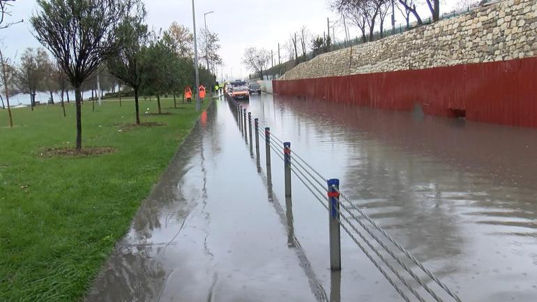 Bakırköyde sahil yolunu su bastı, 3 araç mahsur kaldı