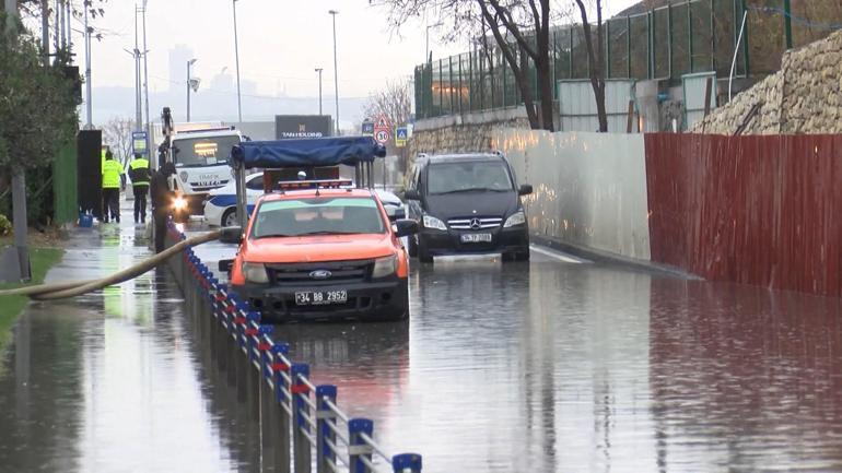 Bakırköyde sahil yolunu su bastı, 3 araç mahsur kaldı