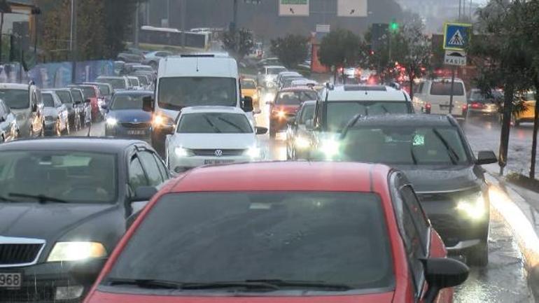 Küçükçekmecede yollar göle döndü; araçlar güçlükle ilerledi