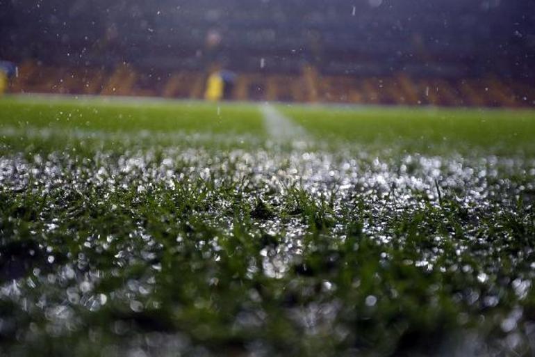 Galatasaray-Manchester United maçı öncesi zemin yoğun yağmur nedeniyle inceleniyor