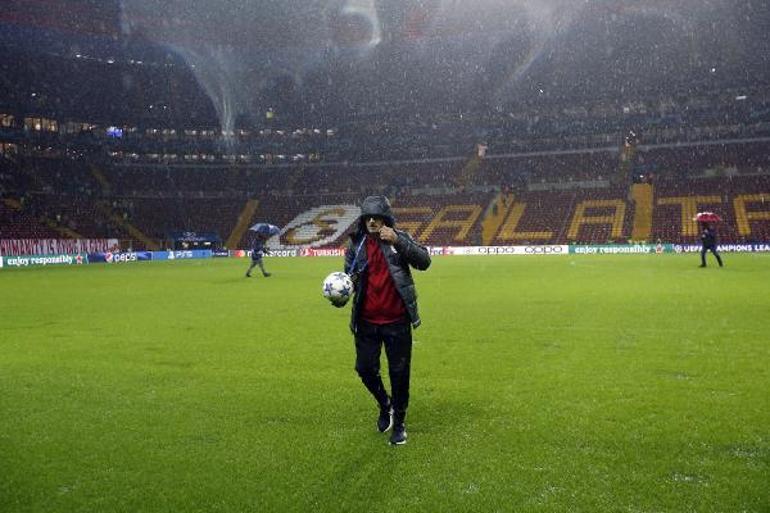 Galatasaray-Manchester United maçı öncesi zemin yoğun yağmur nedeniyle inceleniyor