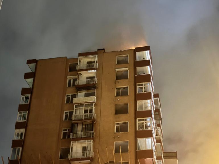 Kadıköyde 14 katlı metruk binanın çatısına yıldırım düştü