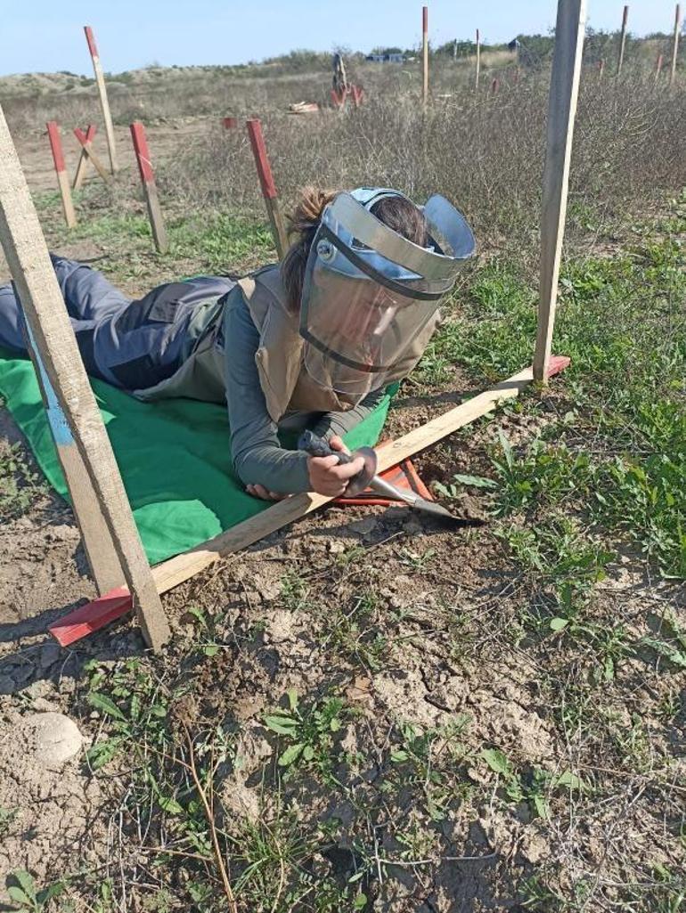 Azerbaycanlı kadınlar mayın temizliyor