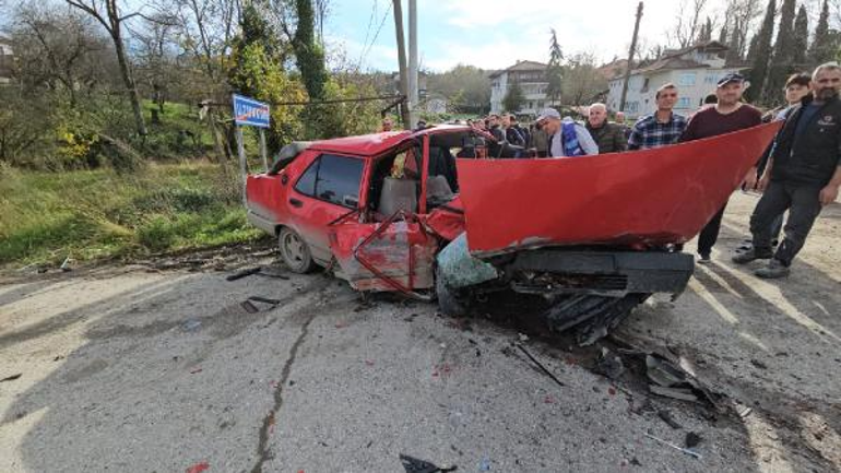 Otomobiller kafa kafaya çarpıştı: 1i ağır, 3 yaralı