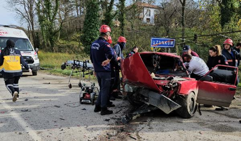 Otomobiller kafa kafaya çarpıştı: 1i ağır, 3 yaralı