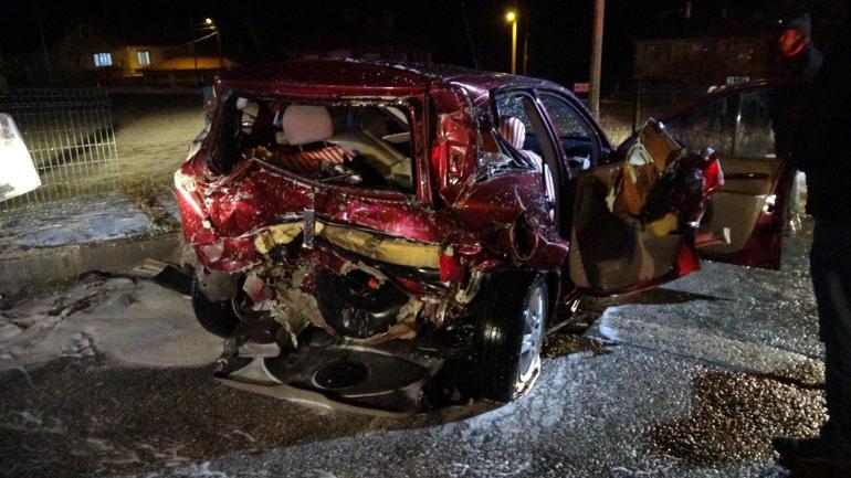 Kırmızı ışıkta bekleyen uzman çavuşların otomobiline, otomobil çarptı: 6 yaralı