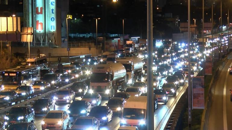 Kadıköyde üst geçitten düşen vatandaşı sürücüler kurtardı