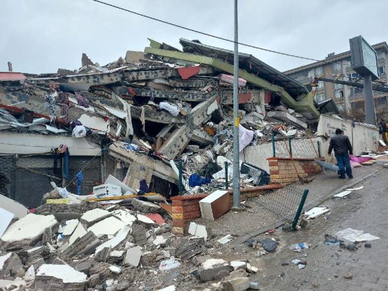 Oğlu ve gelininin de öldüğü yıkılan site davasında, sanık damadından şikayetçi olmayan babaya tepki