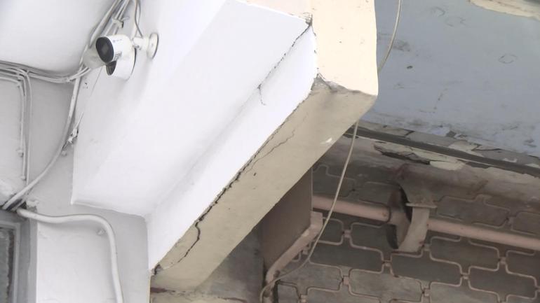 Küçükçekmecede çatlak oluşan binada inceleme