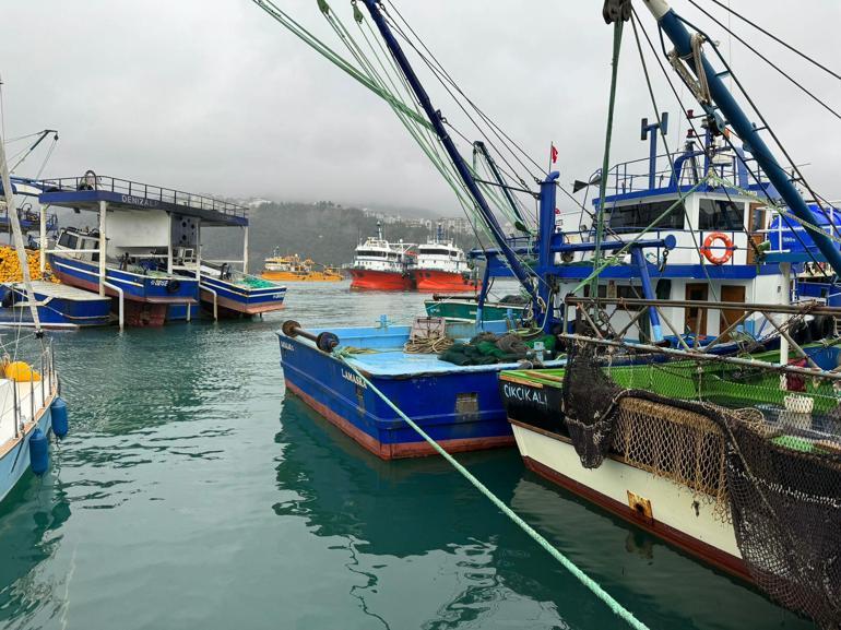 Fırtına uyarısı nedeniyle balıkçı tekneleri Amasra Limanı’na demirledi