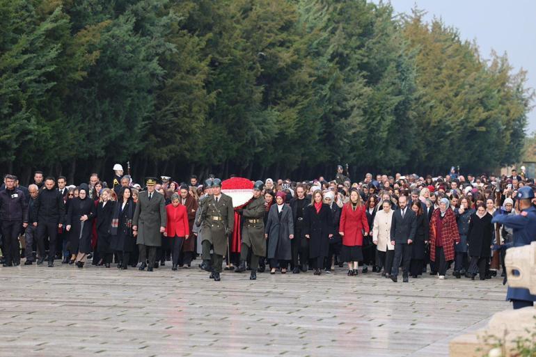 Bakan Göktaş, kadınlarla Anıtkabiri ziyaret etti